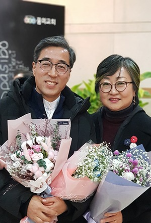 꽃들고있는사진