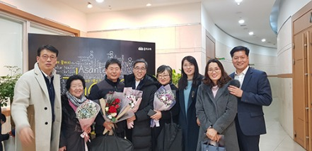 꽃들고있는사진